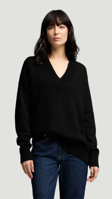 Style Upgrade Oversized V-Neck Sweater in Merino Wool | Black